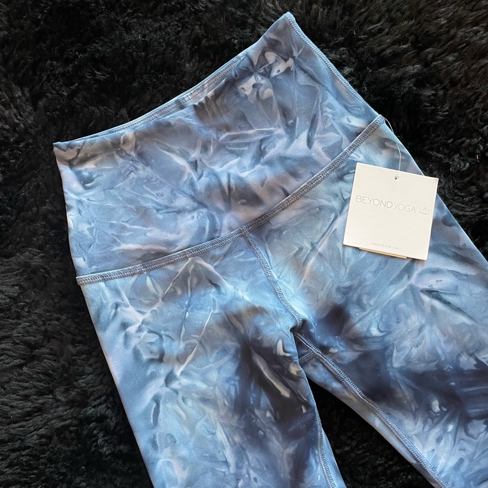 Beyond Yoga Highwaisted crop navy yoga pants Sz S